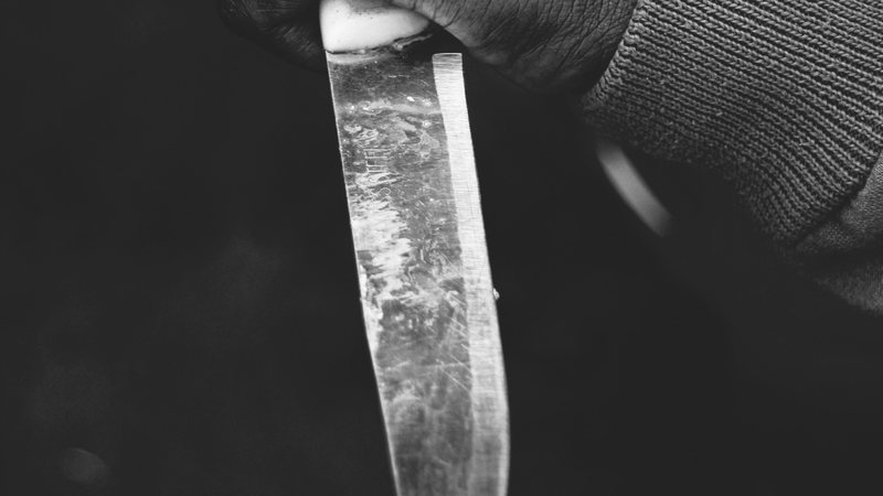 Imagem ilustrativa de mão com faca - Foto de Kwizera Gadson Gadz no Pexels