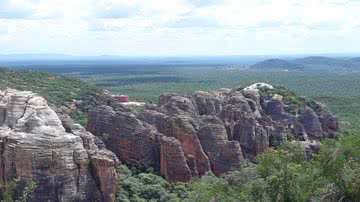 A Serra da Capivara, no Piauí. No detalhe central o Museu da Natureza - Cris Buco