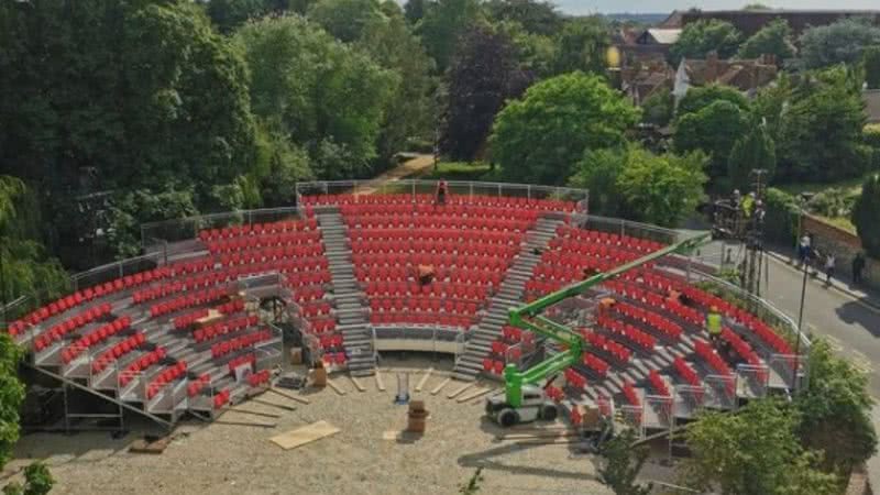 A construção do teatro a céu aberto, inaugurado pela Royal Shakespeare Company - Divulgação/Instagram/@thersc