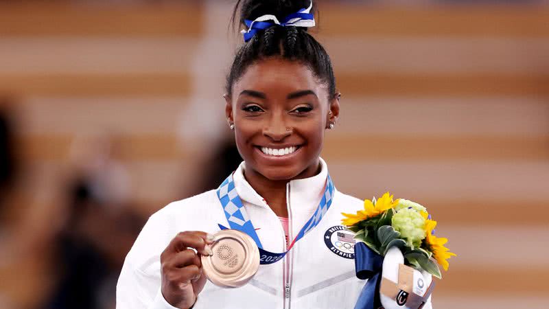 Simone Biles com medalha de bronze das Olimpíadas de Tóquio - Getty Images