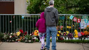 Fotografia de memorial feito em homenagem às vítimas do massacre - Getty Images