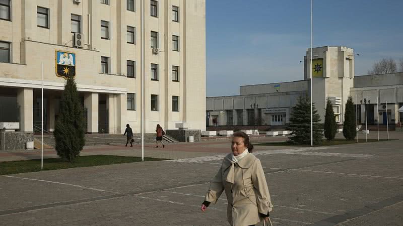 Mulher caminhando na cidade de Slavutych em 2016 - Getty Images