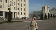 Mulher caminhando na cidade de Slavutych em 2016 - Getty Images