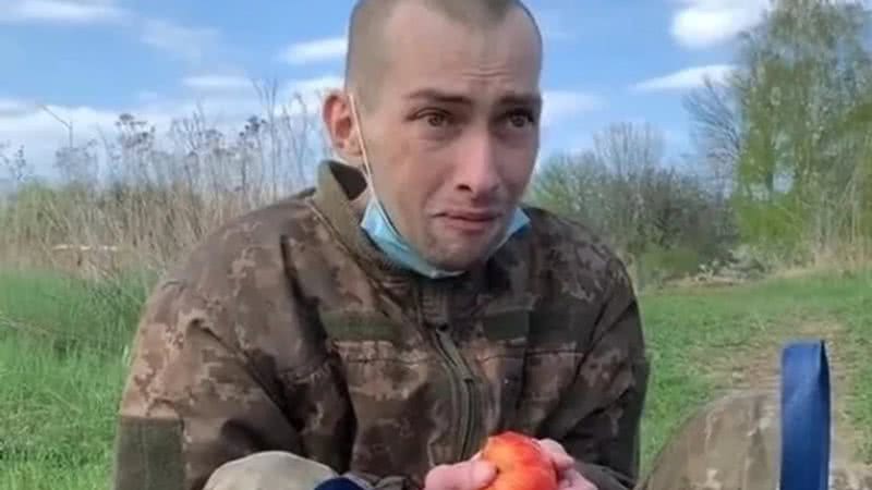 Imagem do soldado ingerindo a maçã - Reprodução/Redes Sociais