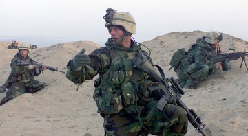 Soldado americano durante a invasão ao Iraque, em 2003 - Wikimedia Commons