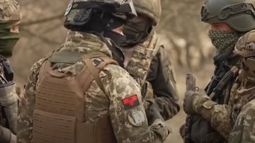 Soldados ucranianos em treinamento - Reprodução/Vídeo/revistaISTOE