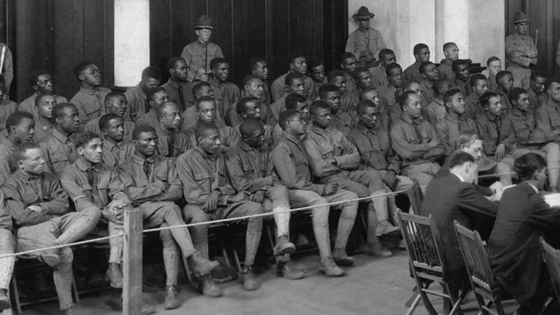 Imagem mostrando o julgamento dos 110 soldados - Divulgação/ National Archives and Records Administration
