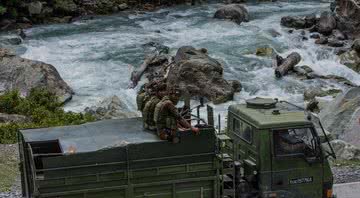 Fotografia de soldados na fronteira do Himalaia - Getty Images