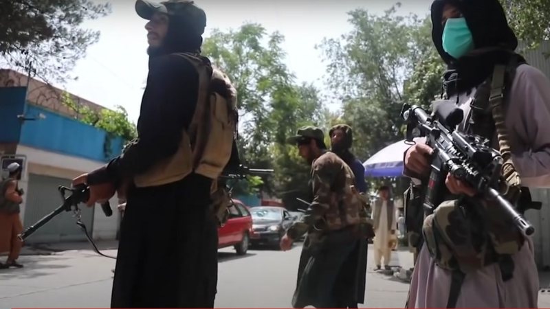 Fotografia meramente ilustrativa mostrando combatentes armados do Talibã nas ruas de Cabul - Divulgação/ Youtube/ NBC News