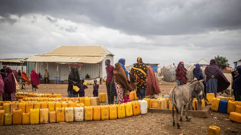 Pessoas fazem fila para encher recipientes com água na Somália - Getty Images