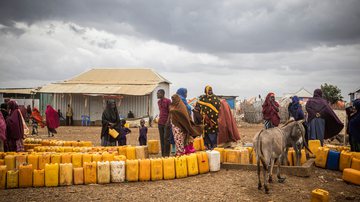 Pessoas fazem fila para encher recipientes com água na Somália - Getty Images