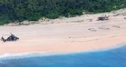 Helicóptero pousa na ilha para realizar o resgate dos marinheiros - Divulgação/Departamento de Defesa da Australia