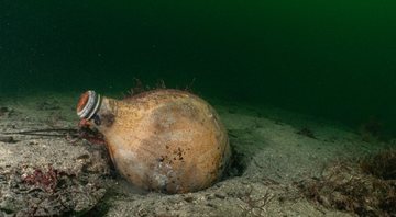 Frasco descoberto no naufrágio de 300 anos - Divulgação/Erling Tønnessen