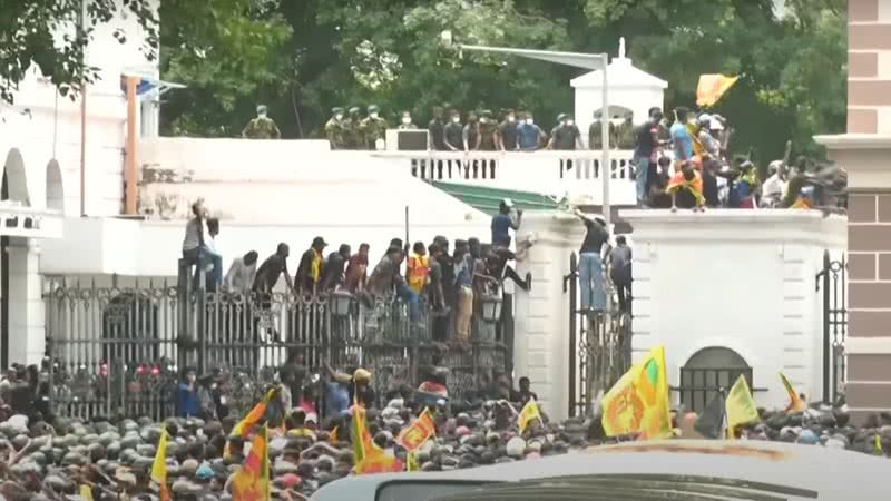 Trecho de reportagem mostrando exterior do palácio invadido - Divulgação/ Youtube/ Sky News