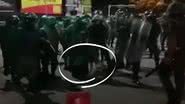 Trecho de vídeo mostrando policiais ao redor de jornalista caído no chão - Divulgação/ Youtube/ Newsfirst Sri Lanka