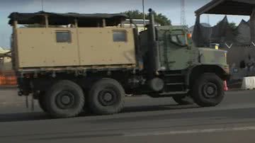 Imagem mostrando caminhão de transporte militar no Sudão - Divulgação/ Youtube/ CBS Evening News