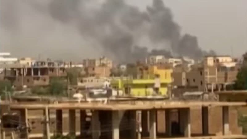 Cena de vídeo gravado no Sudão onde é possível observar fumaça próxima a aeroporto de Cartum - Reprodução/Vídeo/YouTube