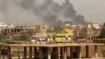 Cena de vídeo gravado no Sudão onde é possível observar fumaça próxima a aeroporto de Cartum - Reprodução/Vídeo/YouTube