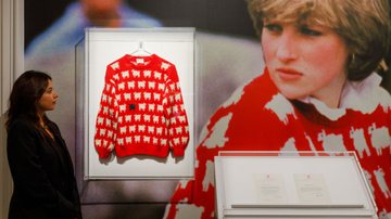 Imagem do suéter de Diana exposto na casa de leilão Sotheby's - Getty Images