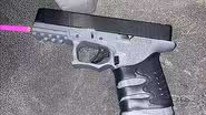 Fotografia da arma de fogo carregada pelo indivíduo - Divulgação/ Stockton Police Department
