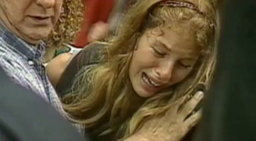 Suzane durante o funeral dos pais, em 2002 - Reprodução/Video/YouTube