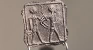 Peça de argila mostra cena de homem capturado e nu sendo levado por outro homem - Autoridade Israelense de Antiguidades