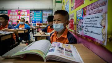 Fotografia meramente ilustrativa de alunos em escola na Tailândia - Getty Images
