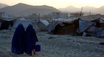 Afegãs fora de Cabul, no Afeganistão - Getty Images