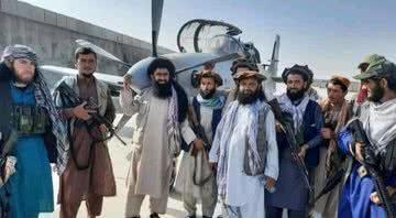 Combatentes do Talibã em frente ao Super Tucano - Divulgação/Twitter