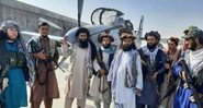 Combatentes do Talibã em frente ao Super Tucano - Divulgação/Twitter