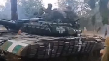 Tanque ucraniano com suposto símbolo nazista - Reprodução/Video/YouTube