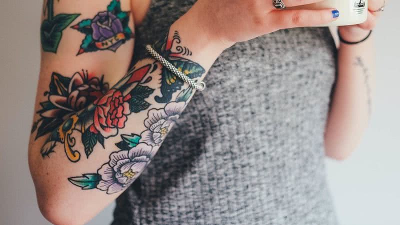 Imagem meramente ilustrativa de tatuagens coloridas