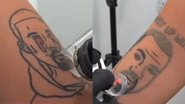 Trechos de vídeos com tatuagens com Kanye West estampado sendo removidas - Reprodução/Vídeo/Instagram @naamastudios