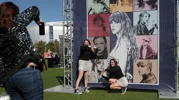 Fãs da cantora Taylor Swift durante a turnê 'The Eras' - Getty Images