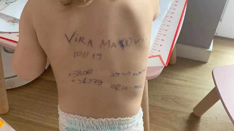 Mãe ucraniana escreveu nome e telefone nas costas da filha de 2 anos - Divulgação/Instagram/aleksandra.mako