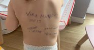 Mãe ucraniana escreveu nome e telefone nas costas da filha de 2 anos - Divulgação/Instagram/aleksandra.mako