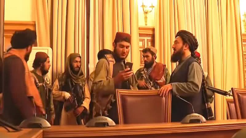 Combatentes do Talibã no palácio presidencial em Cabul - Divulgação/ YouTube/ Al Jazeera