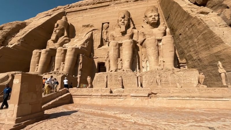 Imagem em grande plano de estátuas de Abu Simbel