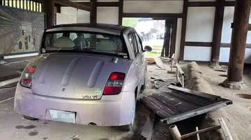 Fotografia do carro no local do acidente - Divulgação/ Prefeitura de Quioto