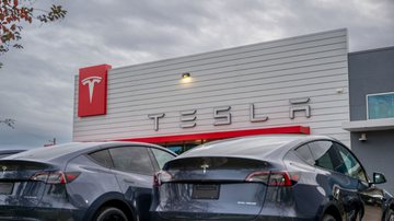 Fachada de uma fábrica da Tesla - Getty Imagens