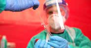 Teste de coronavírus são feitos para monitorar casos - Getty Images