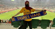 Paola com camiseta e cachecol do Tigres do México - Divulgação / Redes sociais / Paola Schietekat Sedas