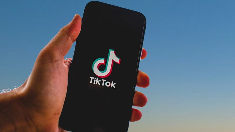 Imgem ilustrativa de celular abrindo aplicativo do TikTok. - Nitish Gupta por Pixabay