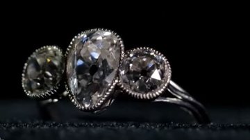 Fotografia de anel de três diamantes que foi recuperado do naufrágio - Divulgação/ Youtube/ RMS Titanic Brasil