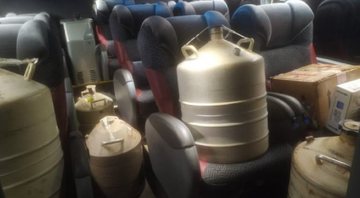 Tonéis com sêmen de boi que ocuparam assento em ônibus - Divulgação/ Arquivo Pessoal