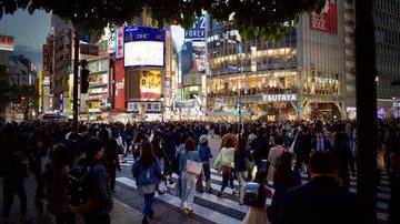 Imagem ilustrativa de pessoas andando em rua de Tóquio - Divulgação/Pixabay/mailtotobi