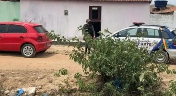 Imagem dos policiais na frente do cativeiro onde a jovem era mantida - Divulgação/Polícia Civil de Alagoas