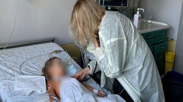 Fotografia mostrando mãe do doador do coração ouvindo os batimentos no peito da paciente - Divulgação/ Instituto do Coração da Ucrânia