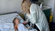 Fotografia mostrando mãe do doador do coração ouvindo os batimentos no peito da paciente - Divulgação/ Instituto do Coração da Ucrânia
