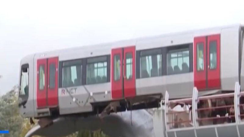 O trem ficou parado a uma altura de 10 metros - Divulgação/Youtube